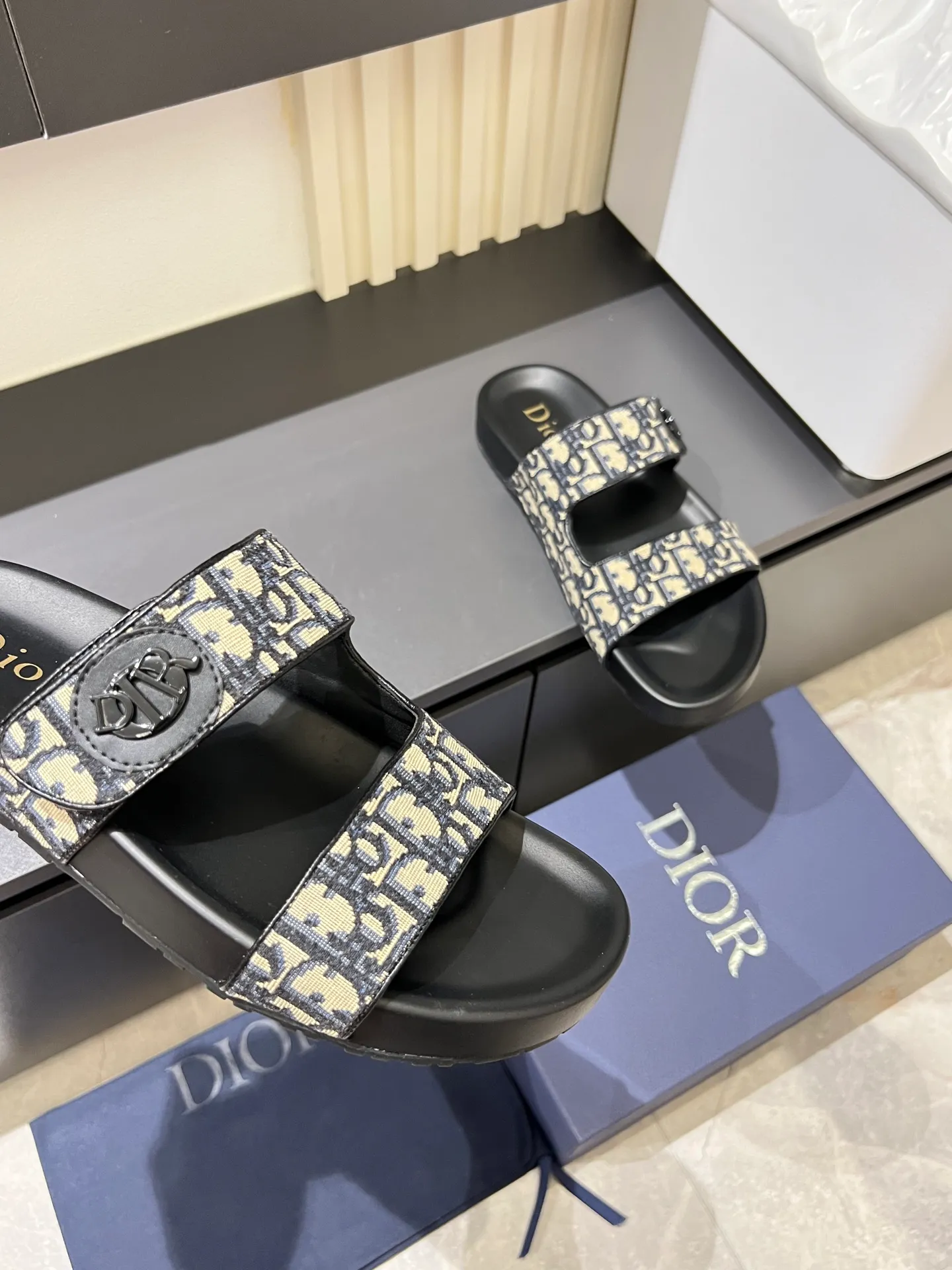 Men's men's shoes 💰p300 Size 38-45 Dior Dior's latest H-Town series Oblique thick sole slippers sandals Original purchase development and production This Dior H-Town sandals pay tribute to the classic logo of sports style and highlight Dior's high-end spirit. Crafted from black rubber with a beige and black Oblique printed upper, it's accentuated with tonal calfskin details. The rubber sole incorporates a variety of elements and is embellished with the Dior logo for a refined, futuristic look. Can be worn with shorts or jeans. Comes with exquisite packaging at the counter 🛍📦 ▪️ Fabric: Original customized imported Oblique embroidery ▪️ Lining: Imported soft sheepskin ▪️ Sole: Original molded ultra-light foam material ▪️ Bottom thickness: 4CM